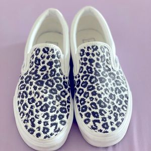 Vans slip on shoes leopard print in black and white